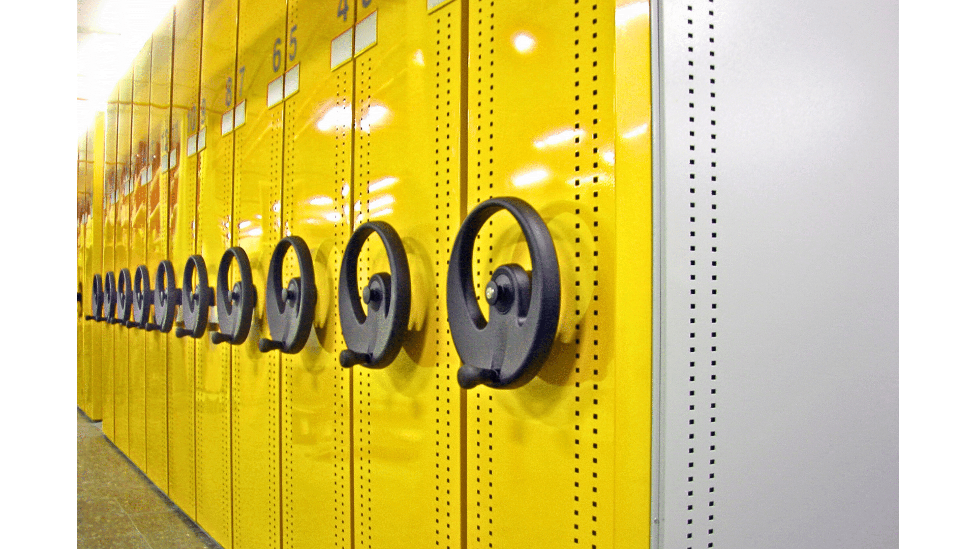 Estanterías móviles personalizadas de color amarillo